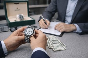 Скупка швейцарских наручных часов: как устроен рынок, от чего зависит оценка и что важно знать владельцу