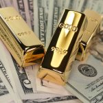 Доллары и золотые слитки